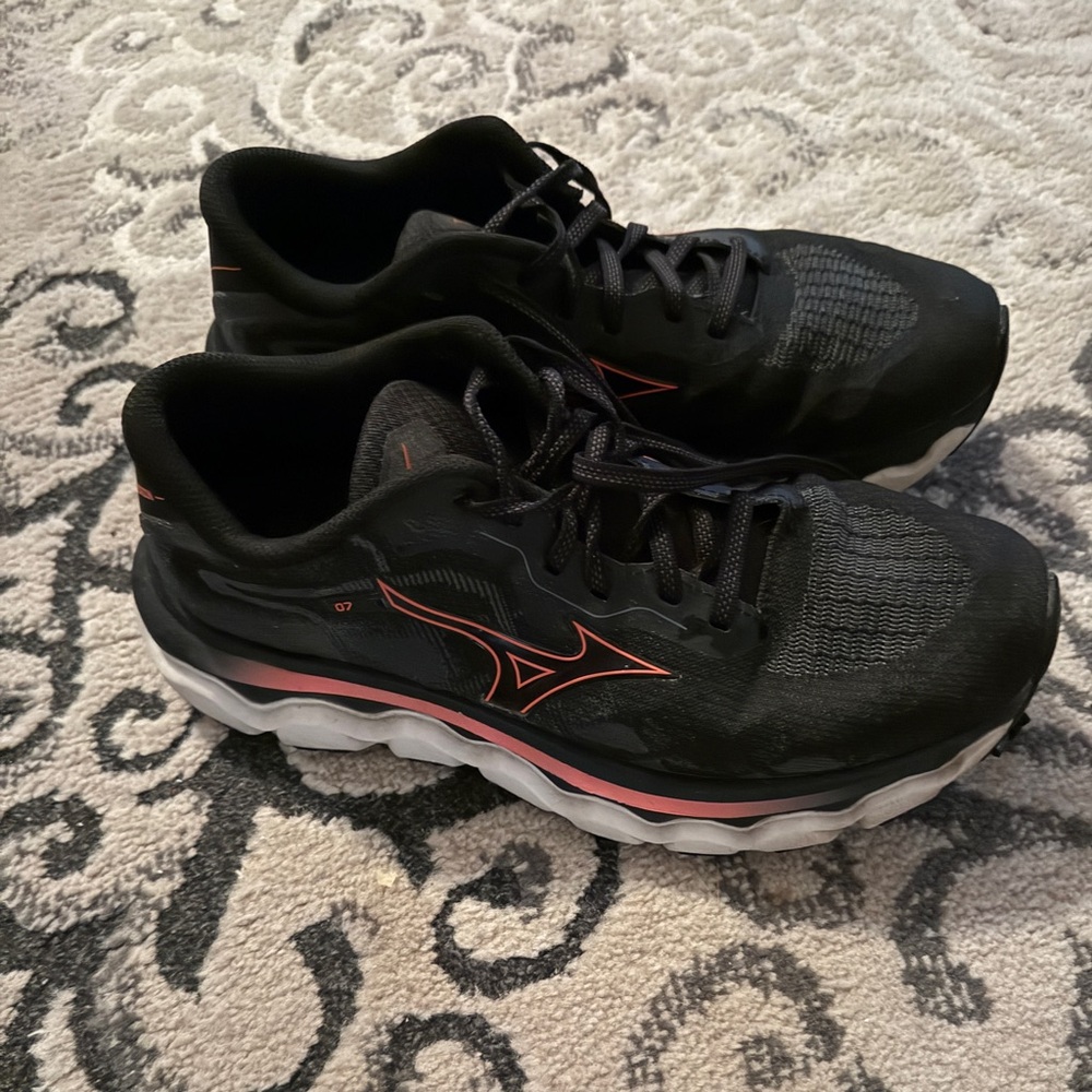 Mizuno wave horizon 7 size 8.5 running shoes, less than 3 months of wear